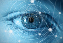 Bir kişinin gözü görselde yer alıyor. Gözün etrafında beyaz çizgilerle geometrik şekiller dağınık bir şekilde duruyor.