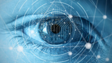 Bir kişinin gözü görselde yer alıyor. Gözün etrafında beyaz çizgilerle geometrik şekiller dağınık bir şekilde duruyor.