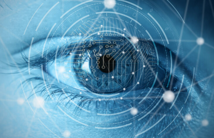 Bir kişinin gözü görselde yer alıyor. Gözün etrafında beyaz çizgilerle geometrik şekiller dağınık bir şekilde duruyor.