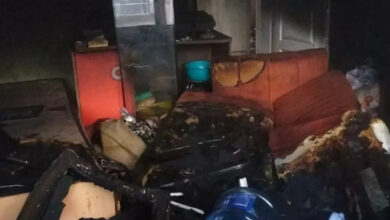 Fotoğrafta, bir evin içinde çıkan yangın sonrası evdeki eşyaların birçok bölümünün yandığı görülmektedir. Eşyaların üzeri siyah yanık bir renge doğru dönmüş.