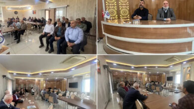 Etkinlik alanından çekilmiş 4 farklı fotoğraf birleştirilerek bir görsel elde edilmiş. Sağ üst köşede konuşmacılar diğer fotoğraflarda ise etkinlik alanını geniş açıda katılımcıları gösterecek şekilde fotoğraflar çekilmiş.