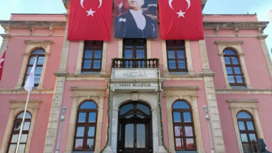 Edirne Belediyesi binasının dışarıdan çekilmiş bir fotoğrafı var. Fotoğraf aşağıdan yukarıya doğru bakılacak bir açıyla çekilmiş. Binanın en üst bölümünde iki Türk bayrağının arasında Mustafa Kemal Atatürk'ün bir posteri var.