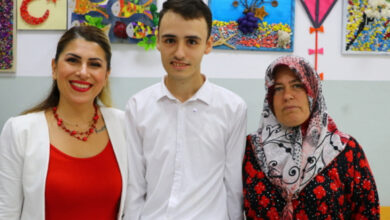 Fotoğrafa baktığımız yöne göre en sol tarafında öğretmen Leyla Rahşan Karavelioğlu, sağ tarafında engelli birey Mehmet Ali Demirel ve en sağ tarafta anne Yaşar Demirel yer alıyor.