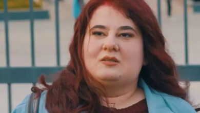 Görme engelli öğretmen Şeyma Bulut, Trabzonspor maçı için tribünde oturuyor.