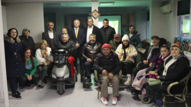 Türkiye Sakatlar Derneği Ünye Şubesinin düzenlemiş olduğu tarım semineri sonrasında engelli bireyler ve ailelerinin yanı sıra etkinliğe katılan konuşmacılarla birlikte fotoğraf çekimi gerçekleştirilmiş.