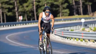 Milli Paralimpik sporcu Uğurcan Özer, bisiklet sürüyor.