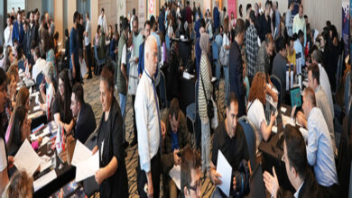 Fotoğrafta, engelli bireylerin ve ailelerinin katılımıyla gerçekleştirilen organizasyonda işverenlerle görüşme yapan ve görüşme yapmak için sıra bekleyen kalabalık insan gruplarının olduğu görülmektedir.