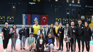 VakıfBank Spor Kulübü, düzenlemiş olduğu etkinlikte görme engelli bireyler ve sporcular, antrenörler ile birlikte fotoğraf çekiliyorlar.