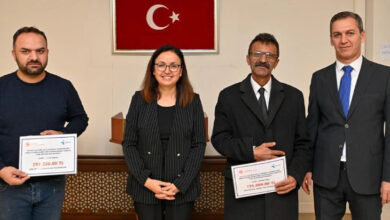 Yalova Valisi Dr. Hülya Kaya, iki engelli bireyin ortasında duruyor. İki engelli bireyin elinde İŞKUR tarafından verilen hibe desteği çeki var. En sağ köşede ise yetkili bir İŞKUR personeli de fotoğrafta yer alıyor.