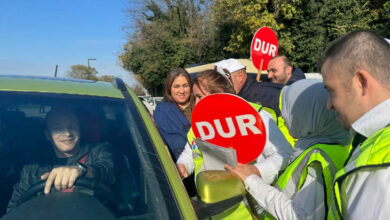 Fotoğrafta, trafik polisi üniforması giymiş engelli bireyler ve trafik polisleri birlikte farkındalık oluşturmak kapsamında denetimler yapıyorlar.