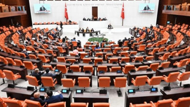 TBMM’nde arka taraftan geniş bir açıyla çekilmiş bir fotoğraf. Fotoğrafta milletvekillerinin oturduğu alanlar ve meclis kürsüsü yer alıyor.