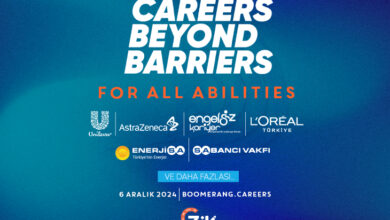 Fotoğrafta, mavi zemin üzerinde üst ve orta alanında Careers Beyond Barriers yazıyor. Ekranın orta tarafında ve alt tarafına doğru katılımcı markaların isim ve logoları var.