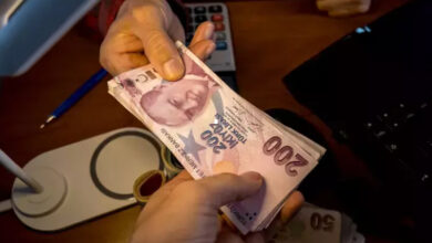 Fotoğrafta, 200 Türk lirasından oluşan kağıt paralar 2 farklı kişi tarafından uç bölümlerinden tutulmuş ve bir taraftan diğer tarafa ödeme yapılıyor gibi durmuşlar.