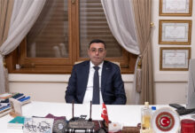 AK Parti İstanbul Milletvekili Serkan Bayram'ın makam odasında ve koltuğunda otururken çekilmiş olan bir fotoğrafı.