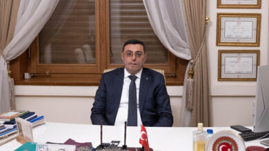 AK Parti İstanbul Milletvekili Serkan Bayram'ın makam odasında ve koltuğunda otururken çekilmiş olan bir fotoğrafı.