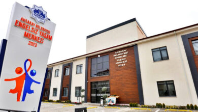 Fotoğrafta, Aksaray Belediyesi Engelsiz Yaşam Merkezinin dışarıdan çekilmiş bir fotoğrafı. Binanın giriş bölümünde turuncu ve mavi renkli sembollerle tabela asılmış.