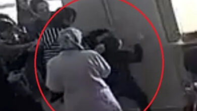 Fotoğrafta, yetişkin birkaç öğretmenin küçük bir çocuğun çevresini kapattığını ve çocuğun kafasına doğru darp edecek şekilde vurulduğu görülmektedir.