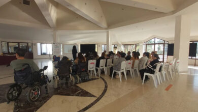 Engelli bireyler ve aileleri semineri izliyor.