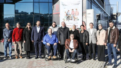 Fotoğrafta, Çanakkale Valisi Doç. Dr. Ömer Toraman ve Türkiye Sakatlar Derneği Çanakkale şubesi üyesi olan engelli bireyler yer alıyor.