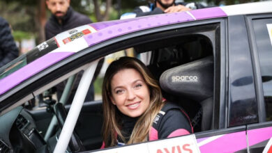 Fotoğrafta, engelli birey Kübra Denizci, otomobilin içerisinde sürücü kapısını hafif şekilde açmış pencerenin olduğu alandan yüzü gözükmektedir.