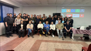 Mersen Group çalışanları ve engelsizkariyer.com'un yöneticisi Mehmet Kızıltaş birlikte toplu fotoğraf çekimi gerçekleştiriyorlar.