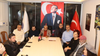 Engelli ve Aileleri Birliği Derneği Genel Başkanı Tulgay Hasar, engellilere yönelik ÖTV muafiyeti düzenlemesinde yapılan değişikten dolayı, yapılan düzenlemeye ilişkin basın açıklaması gerçekleştiriyor. Fotoğrafta engelli bireyler ve aileleri yer alıyor.