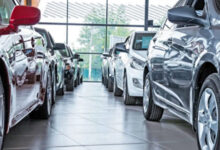 Fotoğrafın, sağ ve sol kısmında sıralanmış otomobiller var. Otomobillerin arasındaki boş alandan kamera çekim yapıyor.