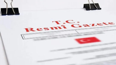 Fotoğrafta, beyaz renkli bir kağıdın üzerinde “T.C Resmi Gazete” yazısı var.