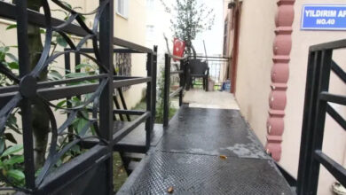 Fotoğrafta bir evin önünde yer alan demirden yapılmış engelli rampası var.