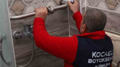 Fotoğrafta, Kocaeli Büyükşehir Belediyesi'ne bağlı olarak çalışan bir personel tuvalete tutunabilmek için alan yapıyor.