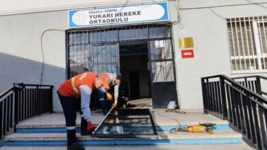 Fotoğrafta, Yukarı Hereke Ortaokulu’nun kapısının önünde bulunan engelli rampasının koruma demirlerini tamir eden işçiler var.