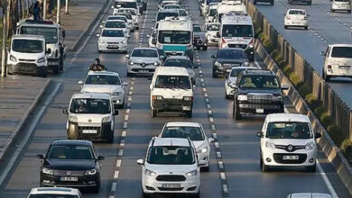 Fotoğrafta bir ana cadde üzerinde hareket eden trafikteki araçlar var. Cadde üzerindeki araçlar farklı renk ve modele sahipler.