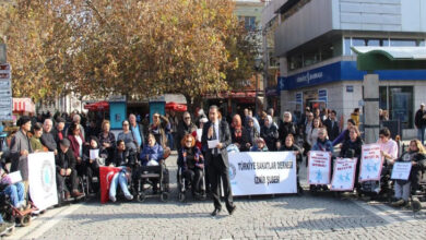 Fotoğrafta, Türkiye Sakatlar Derneği İzmir Şubesinin düzenlemiş olduğu basın açıklamasına katılan engelli bireyler ve aileleri yer alıyor.