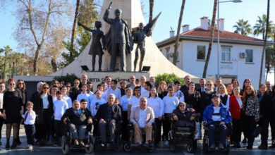 Fotoğrafta tekerlekli sandalye kullanımı engelli bireyler ve ailelerinin yanı sıra etkinliğe katılan kişilerde var.