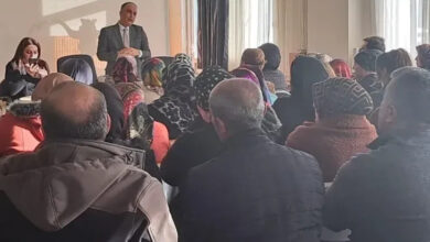 Yozgat Aile ve Sosyal Hizmetler İl Müdürü Arif Topal, Bakım Rehabilitasyon ve Aile Danışma Merkezi'nde personel ile toplantı yapıyor.