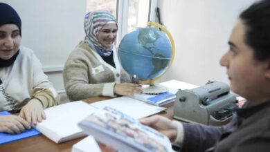 Görme engelli bireyler, kabartmalı nesneleri ve Braille alfabesi ile yazılmış yazıları okumayı öğreniyor.