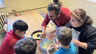 Fotoğrafta öğrencileri ile birlikte yemek yapan görme engelli öğretmen Oğuzhan Gürel yer alıyor.