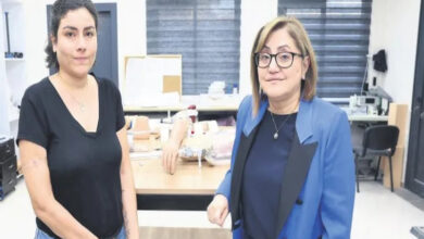 Fotoğrafta, Gaziantep Büyükşehir Belediye Başkanı Fatma Şahin ve merkezin bir kadın yöneticisi ile yan yana duruyorlar. Arka taraftaki masada protez kol ve ölçü malzemeleri yer alıyor.