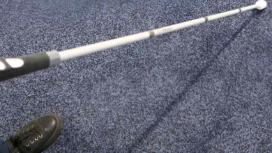 Fotoğrafta, görme engelli bireyler için yeni tanıtılan akıllı bastonlardan son teknoloji olan görselde yer alıyor. Fotoğraftaki beyaz bastonu ucunda tekerlek benzeri bir yapı var.