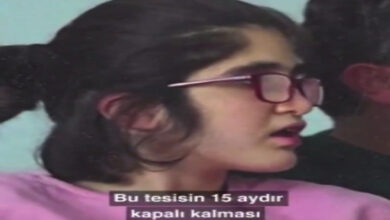 Fotoğrafta, engelli çocuk Özge Güleç babasının yanında oturuyor. Babasının sadece kafasının yanı gözüküyor.