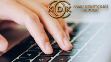 Fotoğrafta, bir bilgisayar klavyesi üzerinde yazı yazan el var. Fotoğrafın sağ üst köşesinde Kamu Denetçiliği Kurumu yazısı ve logosu yer alıyor.