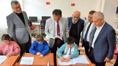 Karaman İl Milli Eğitim Müdürü Mehmet Çalışkan, fotoğrafta görme engelli öğrencilerin ders materyallerini inceliyor.