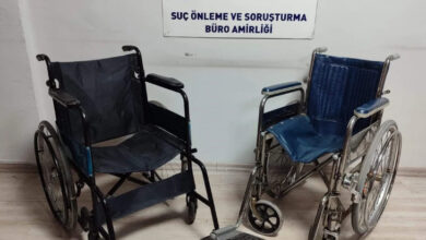 Kayseri Emniyet Müdürlüğü'nün hırsızların elinden aldığı tekerlekli sandalyeler fotoğrafta yer alıyor.