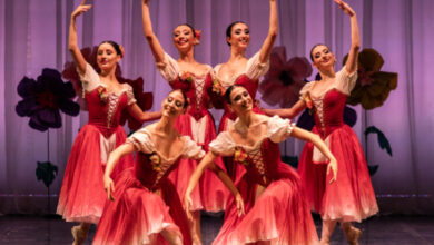 Sahnede yer alan balerinler, izleyiciler için bale gösterisi yapıyor.