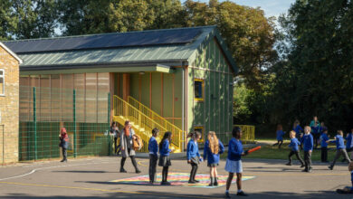 Manalo & White, İngiltere St Albans'taki Heathlands School'un fotoğrafı yer alıyor.