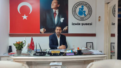 Türkiye Sakatlar Derneği İzmir Şube Başkanı Metin Çınar, odasında basın açıklaması gerçekleştiriyor.