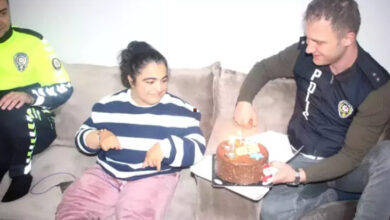 Şanlıurfa'nın Ceylanpınar ilçesinde polis ekipleri, engelli genç kız Enise Akmur'a sürpriz bir doğum günü kutlaması yapıyor.