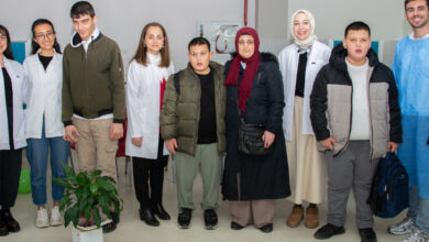 Fotoğrafta, engelli bireyler ve Selçuk Üniversitesi'nin diş hekimleri birlikte yan yana duruyorlar.