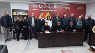 Bir grup insanın katıldığı bu görselde, "Çatalhöyük Tanıtım ve Karşılama Merkezi" yazılı bir arka plan önünde basın açıklaması yapılıyor. Katılımcılar arasında farklı yaş ve cinsiyetlerden bireyler bulunuyor. Çoğu kişi ayakta, ön sıradaki birkaç kişi ise masada oturuyor ve mikrofon dikkat çekiyor. Oda sade bir şekilde dekore edilmiş, yan tarafta plaketlerin sergilendiği bir dolap ve kürsü yer alıyor. Bu toplantı, engelli bireylerin eğitimi ve rehabilitasyonu konusuyla ilgili bir çağrı veya duyuru niteliğinde görünüyor.