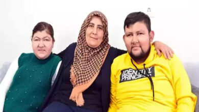 Görselde, bir anne ortada otururken iki yanında çocukları yer alıyor.